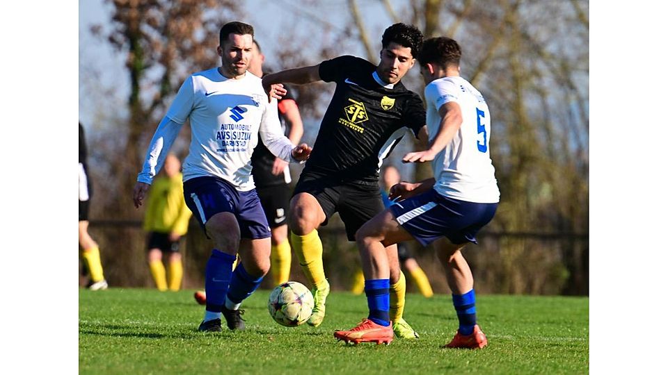 Ab durch die Mitte: Geinsheims Deniz Celik im Duell mit den Münsterern Timo Kreher (links) und Joao Victor Stork. 	Foto: Uwe Krämer