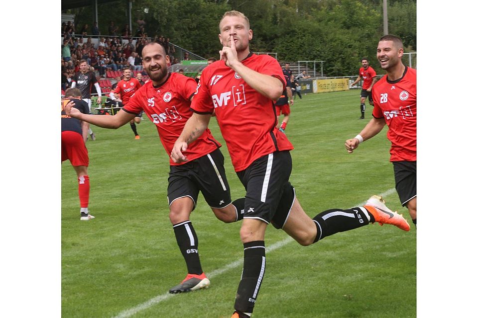 Warum sollen die Fans nicht laut jubeln? Gegen den FC Rielasingen-Arlen markierte Kevin Dicklhuber beide Göppinger Tore und freute sich mit den Teamkollegen über die verteidigte Tabellenführung. 
