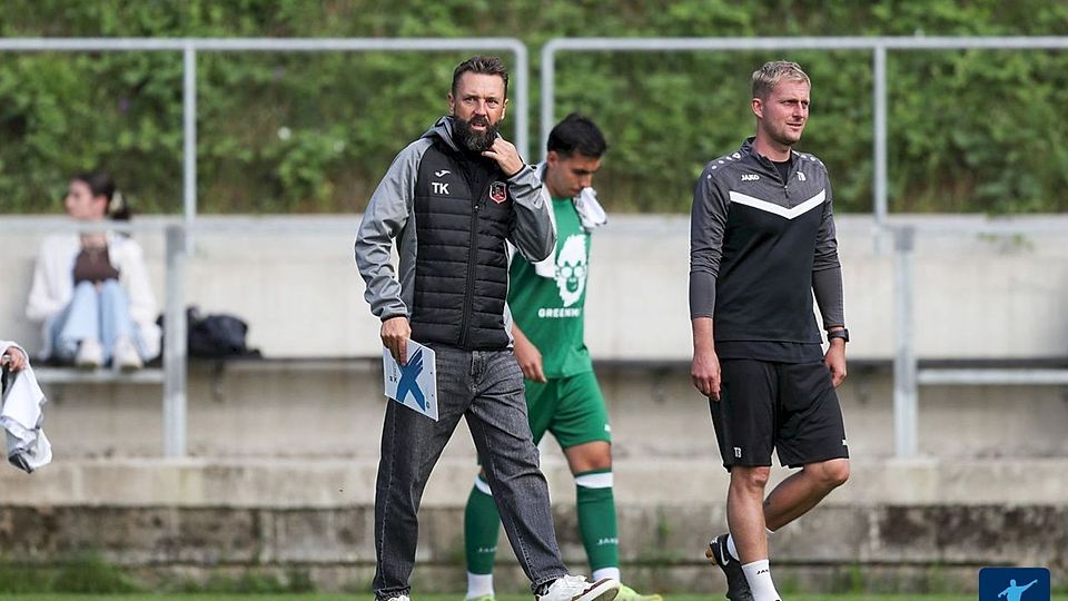 Der 1. FC Fuchsstadt geht ohne die beiden bisherigen Trainer Thoams Kaiser (li.) und Tobias Bold (re.) in die Restrückrunde der Landesliga-Saison 25/26.