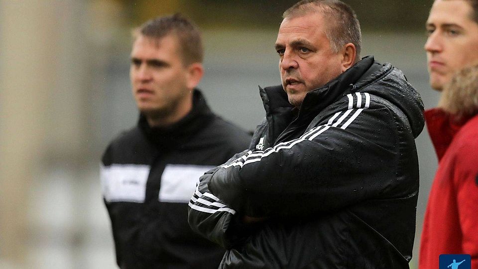 Muss sein Team immer wieder aufrichten: Gutweilers Coach Jürgen Flesch.