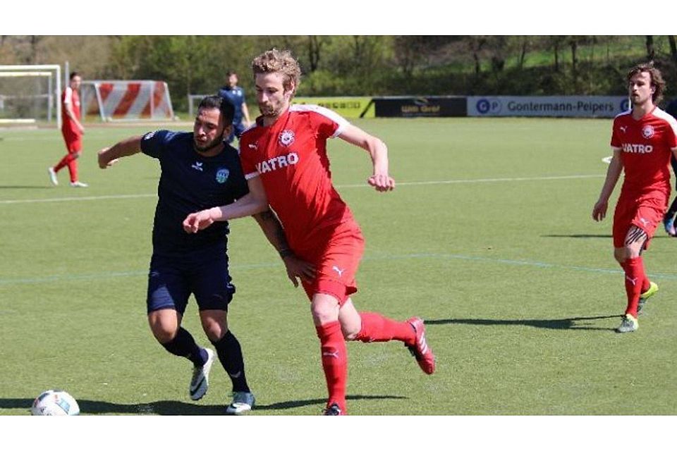 Für Schelden-Rückkehrer Dennis Noll (2. von links) gibt es am Mittwoch ein Wiedersehen mit seinen Ex-Mannschaftskameraden vom 1. FC Kaan-Marienborn. So trifft er unter anderem auf Mats Scheld (rechts). Foto: geo