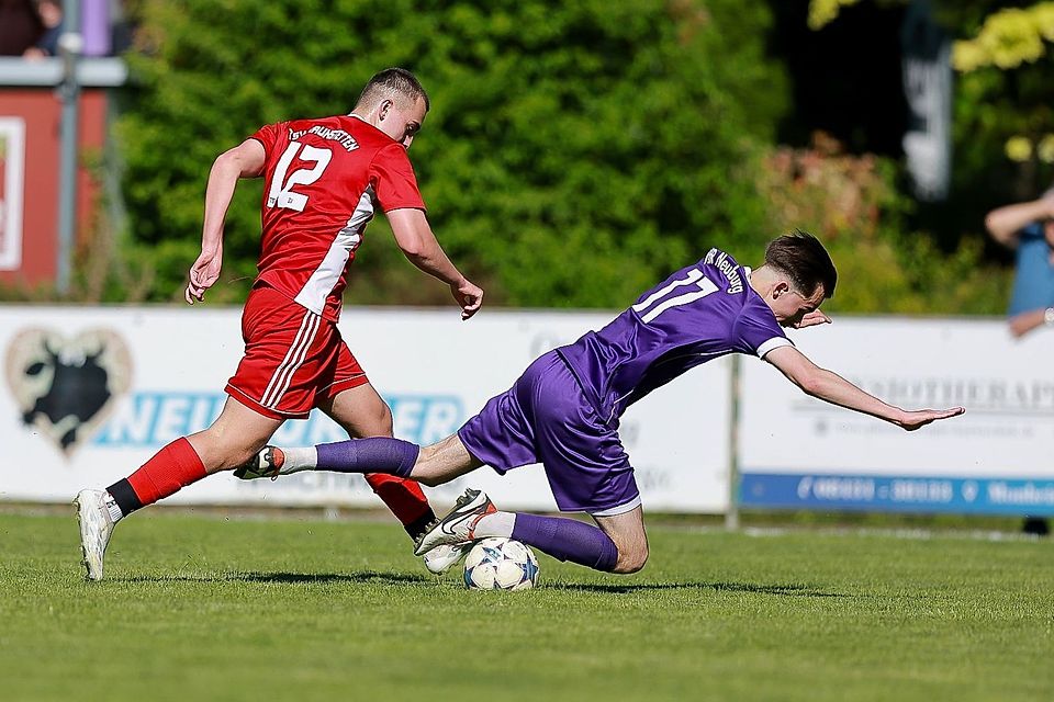 Nikolai Krzyzanowski (rechts) war nur schwer zu stoppen, gegen den TSV Haunstetten war er an beiden Treffern des VfR Neuburg maßgeblich beteiligt. Nikolai Krzyzanowski (rechts) war nur schwer zu stoppen, gegen den TSV Haunstetten war er an beiden Treffern des VfR Neuburg maßgeblich beteiligt.