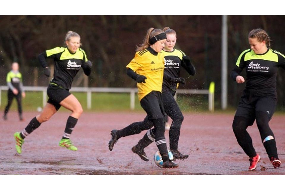 Drei Spielerinnen der  Spvg. Ländchen/Sieberath versuchen, eine Mutscheiderin zu stoppen.  Foto: Küpper