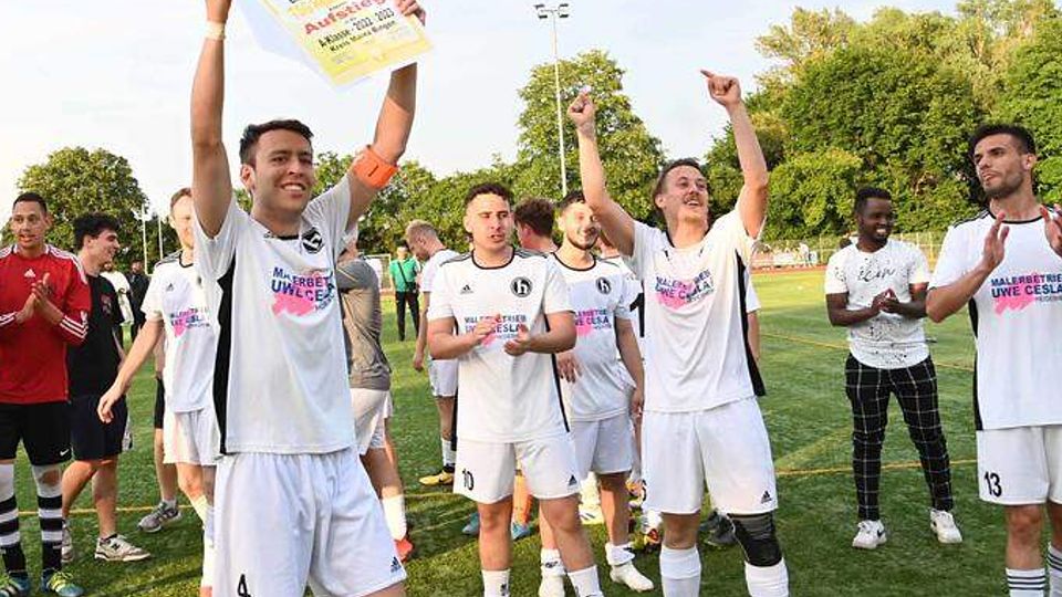 Die Spieler der TSG Heidesheim jubeln nach dem entscheidenden Spiel. Einen Pokal erhalten sie zwar nicht, dafür aber eine Meister-Urkunde.