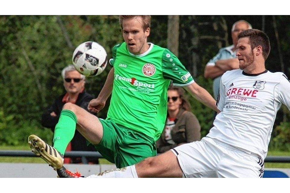 ESV-Stürmer Jan-Ole Jürgensen (re.) hatte gegen Bordesholms Alexander Meyerfeldt kein leichtes Spiel. Dennoch legte er ein Tor auf.