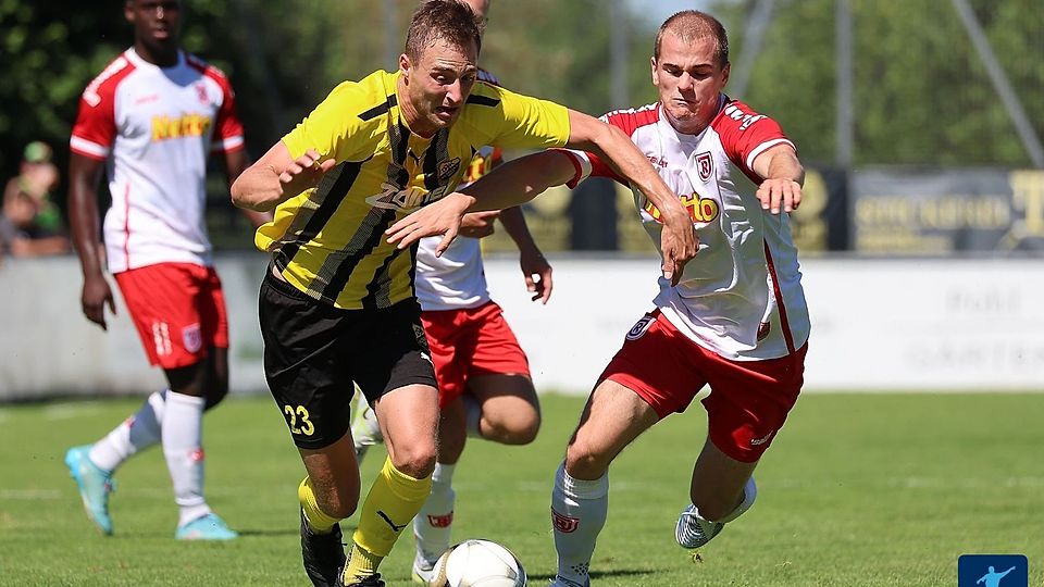 Bereits in der vergangenen Sommervorbereitung hatten die DJK Vilzing (hier mit Franz Wendl im Zweikampf mit Mika Habel) und der SSV Jahn II ein Testspiel gegeneinander ausgemacht.