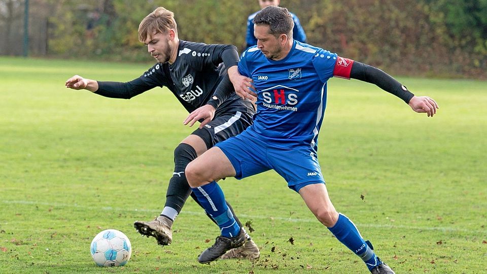 Kapitän Martin Hecht (rechts) setzte sich auch im Duell mit dem Ebermerger Michael Fritz durch und zieht mit der SG Alerheim weiter einsam seine Kreise.