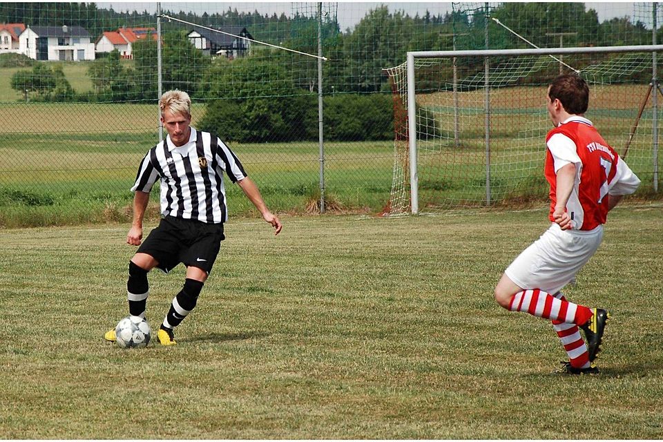 Mario Marks (am Ball) und seine SVN Kollegen testen bereits seit Wochen fleißig für den Start in die neue Kreisklassen Saison. (Foto: A. Maier)