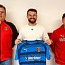 Sportkoordinator Roland Fuidl (links) und Sportlicher Leiter Thomas Iglhaut (rechts) heißen Franz Brandl beim 1. FC Bad Kötzting willkommen.