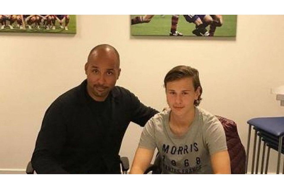 Alex Timossi Andersson bei der Unterschrift der Vertragsunterlagen beim FC Bayern im Oktober 2017. F: Alex Timossi Andersson auf Instagram
