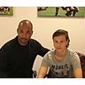 Alex Timossi Andersson bei der Unterschrift der Vertragsunterlagen beim FC Bayern im Oktober 2017. F: Alex Timossi Andersson auf Instagram