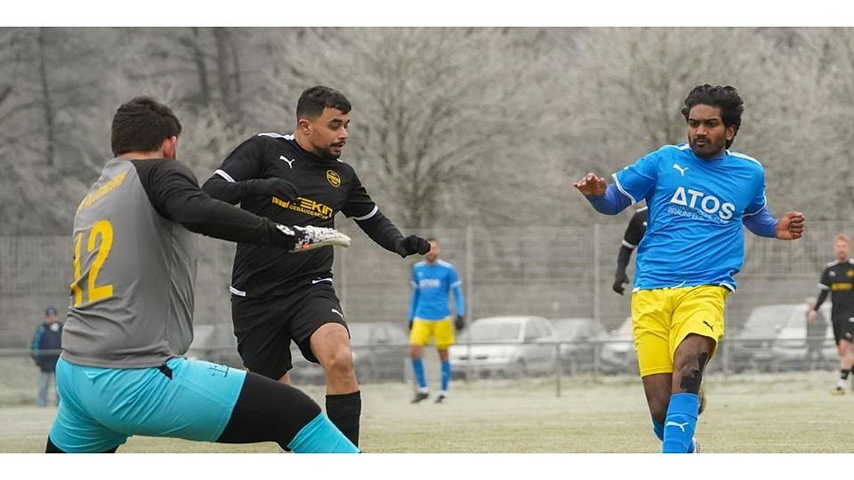 Auf dem Weg zum Tor: Nitharsan Sukanthan (r.) vom FSV Braunfels muss nur noch Allendorfs Keeper Justus Hill überwinden. Deniz Kodas kann nur zuschauen. Auf dem Weg zum Tor: Nitharsan Sukanthan (r.) vom FSV Braunfels muss nur noch Allendorfs Keeper Justus Hill überwinden. Deniz Kodas kann nur zuschauen. © Isabel Althof