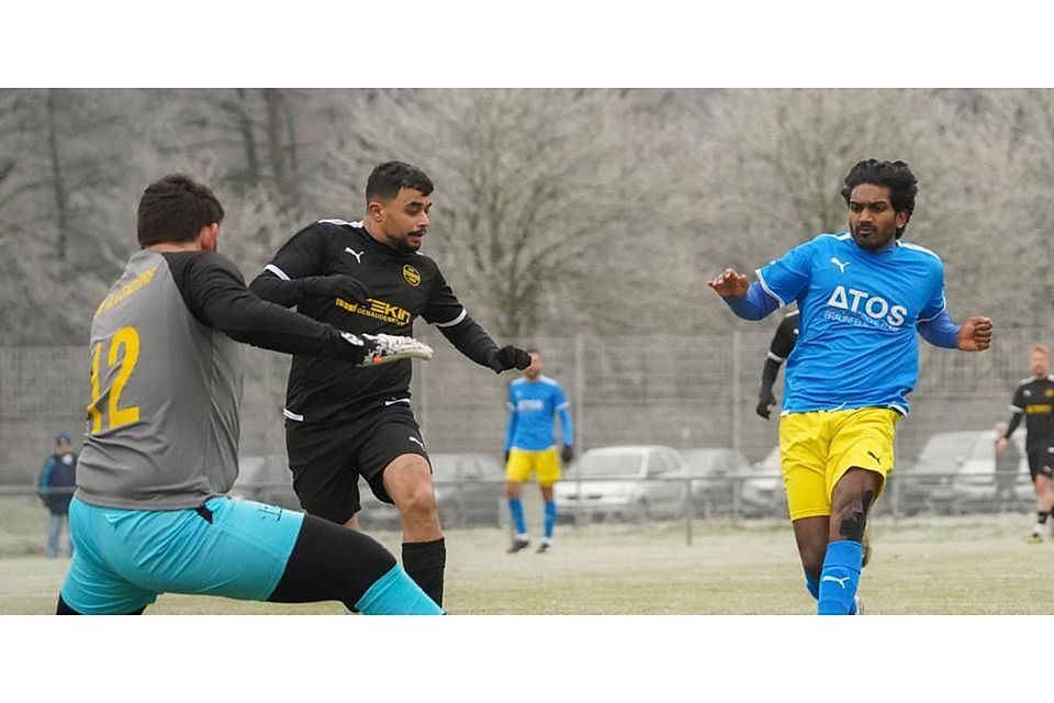 Auf dem Weg zum Tor: Nitharsan Sukanthan (r.) vom FSV Braunfels muss nur noch Allendorfs Keeper Justus Hill überwinden. Deniz Kodas kann nur zuschauen. Auf dem Weg zum Tor: Nitharsan Sukanthan (r.) vom FSV Braunfels muss nur noch Allendorfs Keeper Justus Hill überwinden. Deniz Kodas kann nur zuschauen. © Isabel Althof