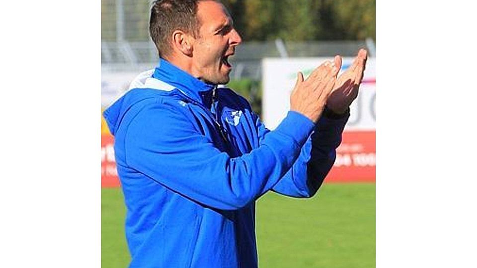 Applaudierte seiner Elf: VfB- Trainer Dietmar Hirsch war mit dem Auftritt beim HSV zufrieden.