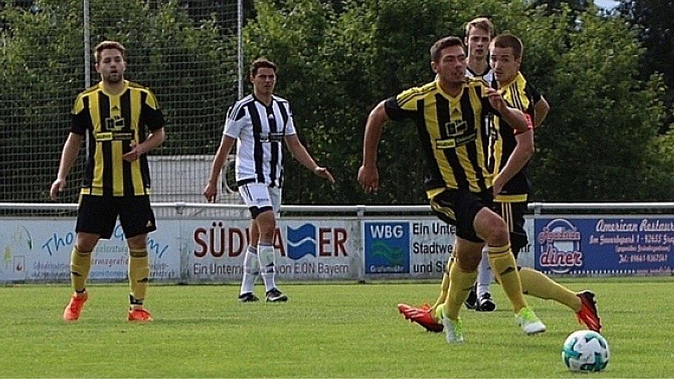 Bezirksligaabsteiger SV Grafenwöhr (in gelb-schwarz) will im Topspiel gegen die Weidener Bayernligareserve den "Platz an der Sonne" verteidigen.