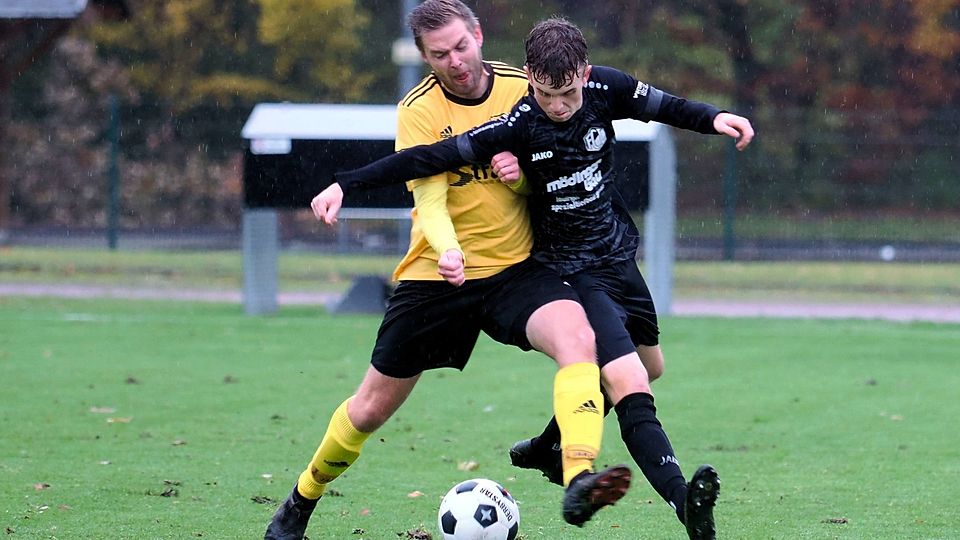 Ein hartes Duell lieferten sich Maurens Manuel Schreitmüler (links) und Valentin Wieser, der mit dem FC Lauingen den ersten Saisonsieg feierte.