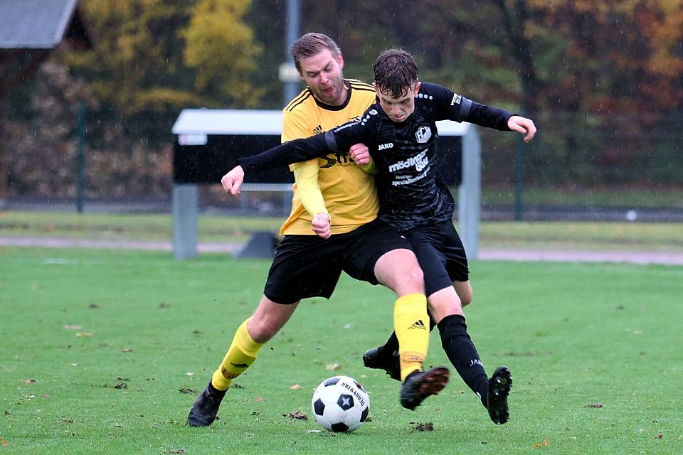 Ein hartes Duell lieferten sich Maurens Manuel Schreitmüler (links) und Valentin Wieser, der mit dem FC Lauingen den ersten Saisonsieg feierte.