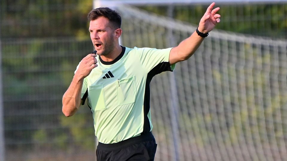 Ihm kann so schnell keiner was vormachen: Michael Höllen bringt seine langjährige Erfahrung als Spieler mittlerweile als Schiedsrichter ein.