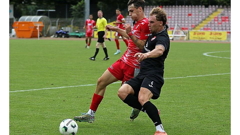 Wormatias Laurenz Graf (rotes Trikot) ist für seine leidenschaftliche und aggressive Spielweise bekannt, wie Nico Theisinger (FV Diefflen) in dieser Szene erfährt. Bei Hertha Wiesbach übertrieb es der Vize-Kapitän jedoch und flog vom Platz.	Foto: Dirigo/pakalski-press