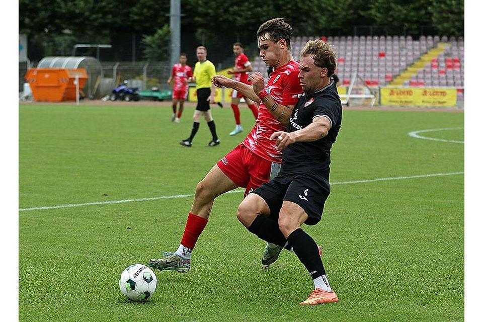 Wormatias Laurenz Graf (rotes Trikot) ist für seine leidenschaftliche und aggressive Spielweise bekannt, wie Nico Theisinger (FV Diefflen) in dieser Szene erfährt. Bei Hertha Wiesbach übertrieb es der Vize-Kapitän jedoch und flog vom Platz. Foto: Dirigo/pakalski-press Wormatias Laurenz Graf (rotes Trikot) ist für seine leidenschaftliche und aggressive Spielweise bekannt, wie Nico Theisinger (FV Diefflen) in dieser Szene erfährt. Bei Hertha Wiesbach übertrieb es der Vize-Kapitän jedoch und flog vom Platz. Foto: Dirigo/pakalski-press