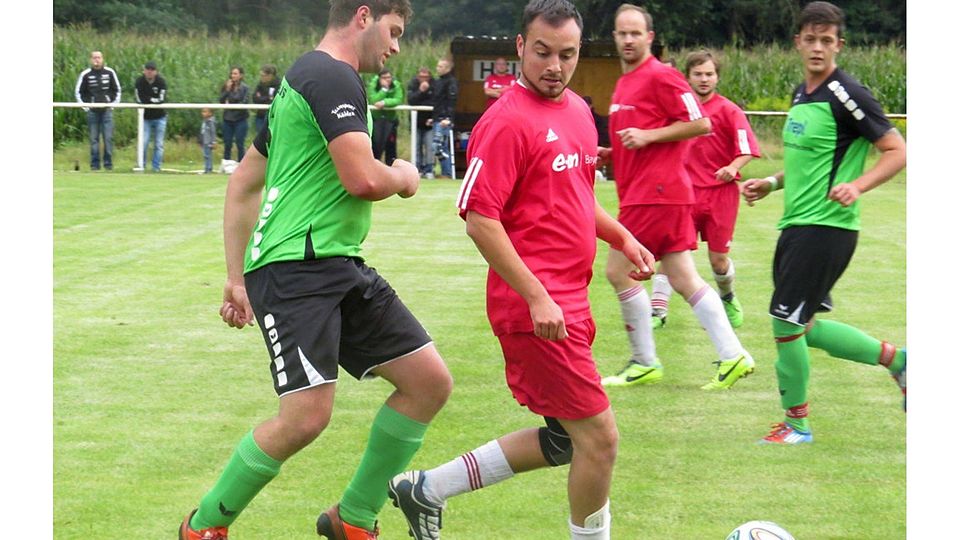 Auch der FC Freihung II konnte gegen die DJK Neuhaus nicht mithalten. Der Spitzenreiter holte sich einen 6:0-Auswärtssieg. Unser Foto zeigt den Abwehrstrategen Jonas Kreinhöfner (vorne, grün-schwarzes Trikot) im Einsatz gegen seinen Gegenspieler.  F: Sarah Scheidler