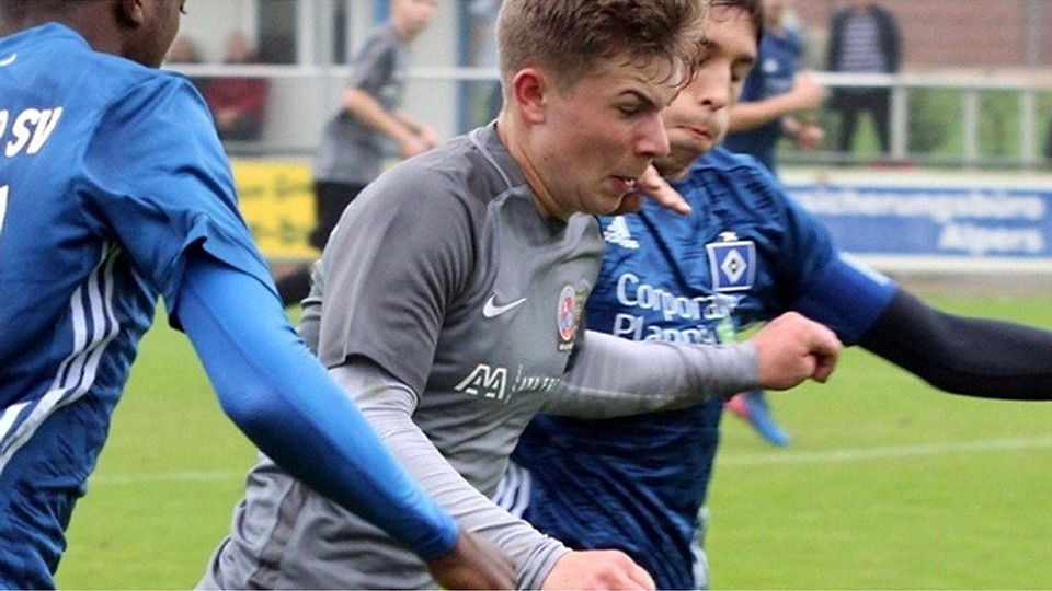Felix Poschmann (graues Trikot, hier im Spiel gegen den HSV) erzielte beim 2:0-Sieg der U17 des JFV A/O/Heeslingen in Lübeck beide Tore. Foto Krause