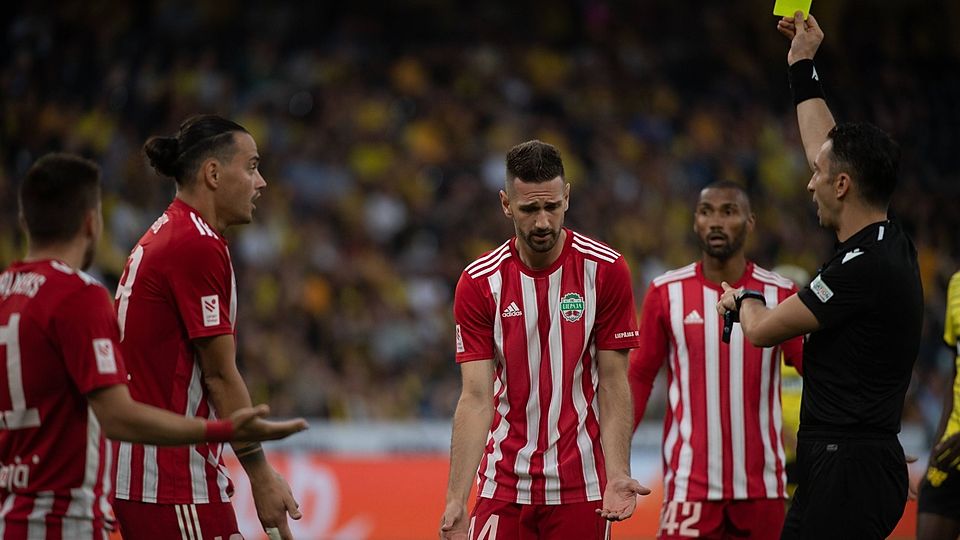 Conference League: BSC Young Boys - FK Liepaja, der Schiedsrichter Abdulkadir Bitigen zeigt 44 Kenan Hreljic (Liepaja) die gelbe Karte und zeigt auf den Elfmeterpunkt. 