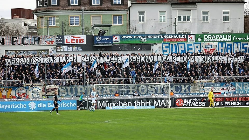 Fans von Hansa Rostock machten sich in München für eine Regionalliga-Reform stark. – Foto: Imago Images