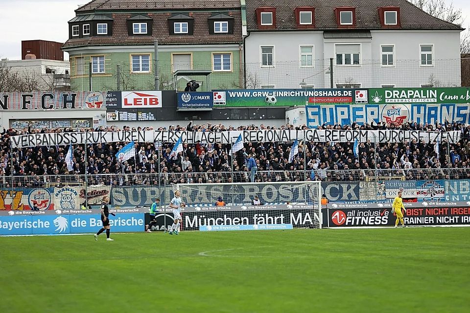 Fans von Hansa Rostock machten sich in München für eine Regionalliga-Reform stark. – Foto: Imago Images