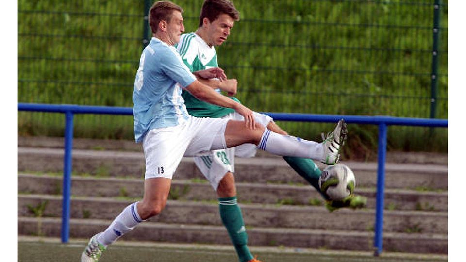 Im Gleichschritt marschieren Adem Zeqiraj (hinten) und der FSV sowie Marco Hommelsheim und der SSV Bornheim an der Tabellenspitze. Foto: Wolfgang Henry