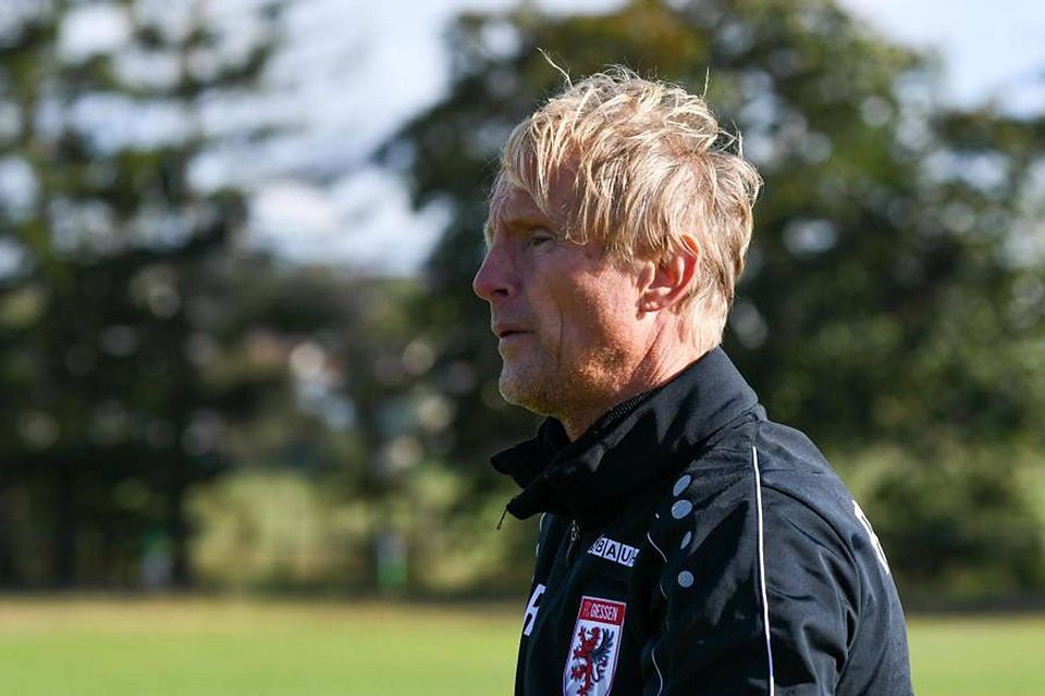 Gibt die Hoffnung im Tabellenkeller nicht auf: Roger Reitschmidt, Trainer des FC Gießen II. Foto: Schepp