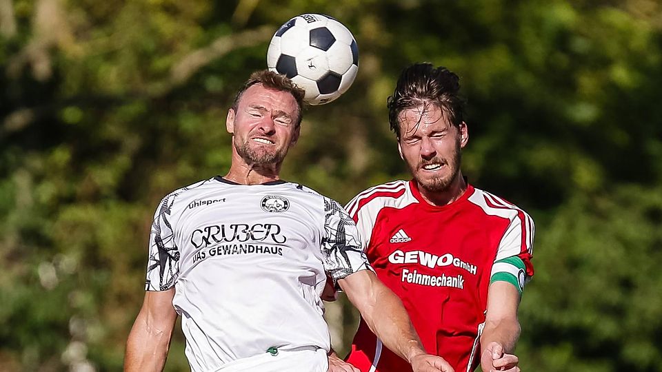 Kopf-an-Kopf-Duell: Dan Kohlmann (l.) und der FC Herzogstadt unterlagen Andreas Groeglers SG Hörlkofen/Wörth am Ende knapp 1:2.