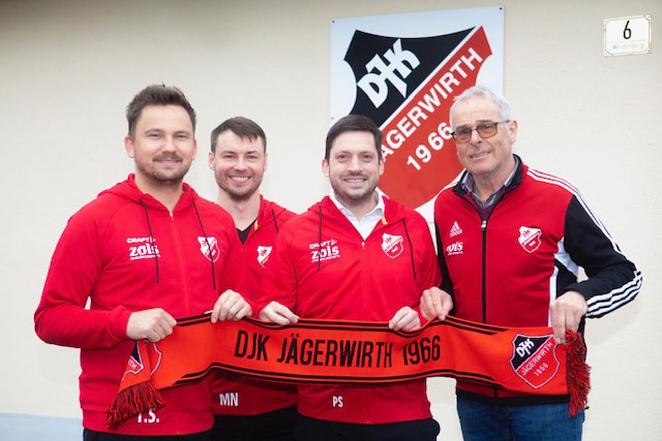 Die Jägerwirther Verantwortlichen mit dem künftigen Coach Philipp Sackmann (zweiter von rechts) Die Jägerwirther Verantwortlichen mit dem künftigen Coach Philipp Sackmann (zweiter von rechts)