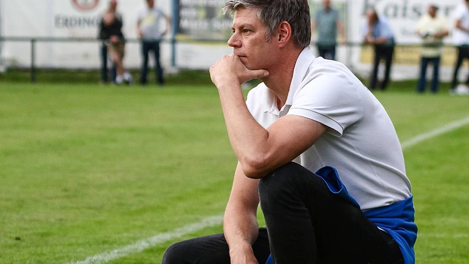 Wird sich etwas überlegt haben: Moosburgs Trainer Mario Sinicki, hier noch in Diensten des FC Langengeisling.