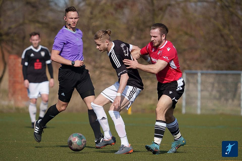 Maximilian Gerwien (2.v.l.) läuft in der neuen Saison für den SV Fortuna Magdeburg auf.