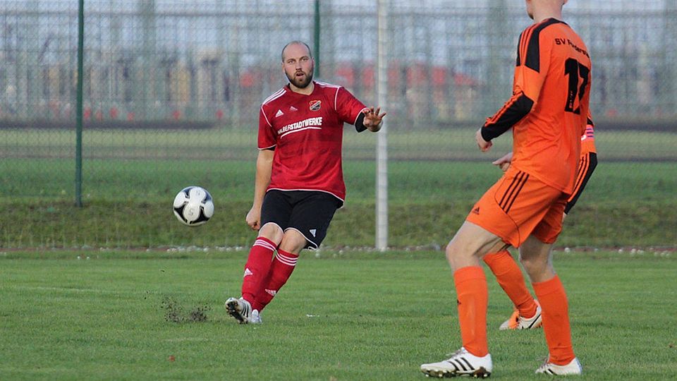 Tobias Friebertshäuser (in rot-schwarz) spielt in der kommenden Saison bei Askania Bernburg    F: Schaap