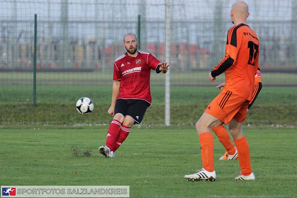 Tobias Friebertshäuser (in rot-schwarz) spielt in der kommenden Saison bei Askania Bernburg    F: Schaap