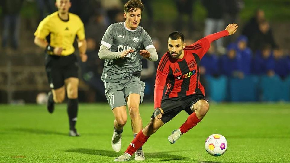 Elegant und dynamisch: Ruben Monteiro-Carvalho (rechts) setzt bei der SG Walluf Akzente. Wie in dieser Derby-Szene gegen John Reith (links) vom FV Biebrich 02.	