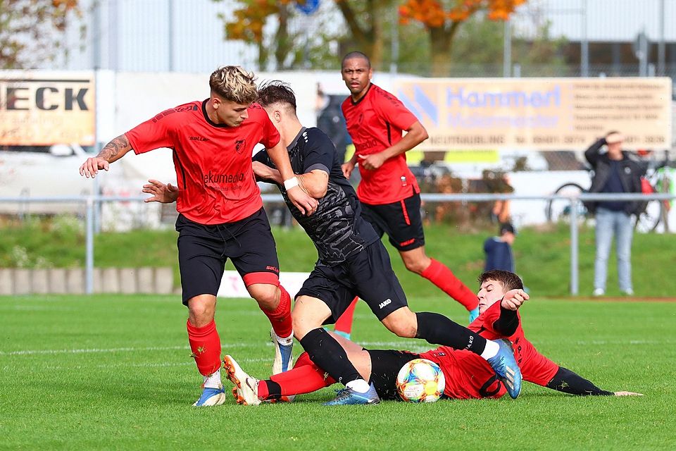 Der im Umbruch steckende TSV Neutraubling, hier mit Markus Tihl (Rot, links) und Benny Eckert, kämpft in der Bezirksliga ums Überleben.