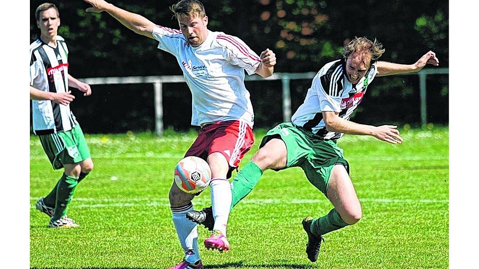 Barmen ? Ederen 1:3: Barmens Daniel Zander (links) im Duell mit Jens Engert. Foto: Günther Kròl