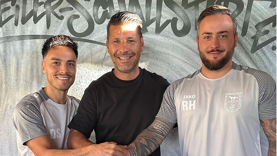 Das neue, aber bereits bewährte Trainerteam des FC Wolfenweiler-Schallstadt: Daniele Sanso (links) wird in der Rückrunde zum spielenden Co-Trainer, Raphael Heitzler (rechts) wird dann neuer Chefcoach. Teammanager Oliver Ivancic gratuliert den beiden zu der neuen Herausforderung.
