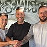 Das neue, aber bereits bewährte Trainerteam des FC Wolfenweiler-Schallstadt: Daniele Sanso (links) wird in der Rückrunde zum spielenden Co-Trainer, Raphael Heitzler (rechts) wird dann neuer Chefcoach. Teammanager Oliver Ivancic gratuliert den beiden zu der neuen Herausforderung.