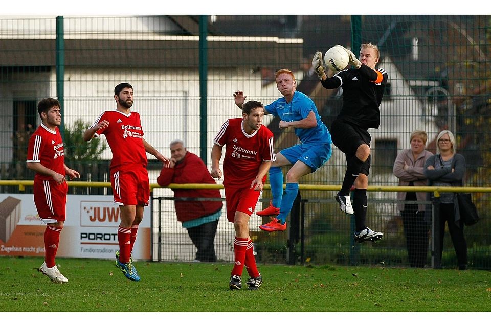Rüdesheims Torwart Marc Reekers fängt eine Flanke ab, bevor Philipp Steitz an den Ball kommen kann, VfL-Spielertrainer Andreas Strunk geht erst gar nicht mit hoch.	Foto: Dirk Waidner
