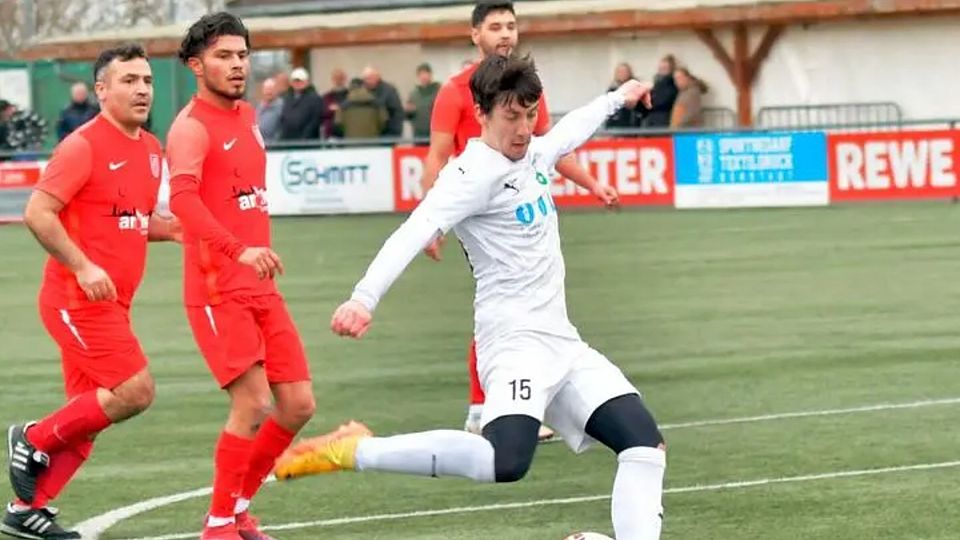 Lars Tremper (weiß) erzielte das Siegtor des FC Starkenburgia Heppenheim beim Kreisoberliga-Spiel bei der KSG Mitlechtern. (Archiv)