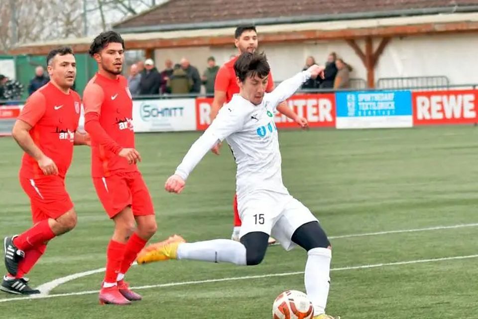Lars Tremper (weiß) erzielte das Siegtor des FC Starkenburgia Heppenheim beim Kreisoberliga-Spiel bei der KSG Mitlechtern. (Archiv) Lars Tremper (weiß) erzielte das Siegtor des FC Starkenburgia Heppenheim beim Kreisoberliga-Spiel bei der KSG Mitlechtern. (Archiv)