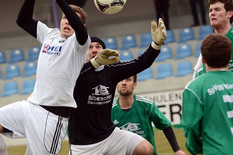 Erhielt ein Sonderlob: Neuburgs Abwehrchef Christoph Engel (links), der nicht nur vor dem eigenen Kasten für Ordnung sorgte, sondern sich auch oft in die Offensive einschaltete. 	Foto: Habermeier