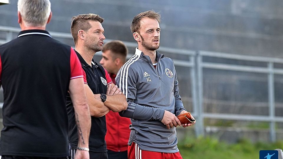 Alexander Geiger (re.) und Dominik Schwarz stehen auch in der nächsten Saison an der Seitenlinie des FC Sturm Hauzenberg 