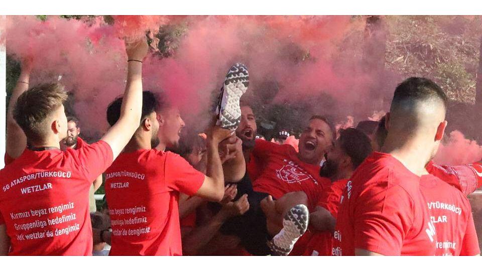  Ekstase pur bei Türk Ata/Türkgücü Wetzlar - und mittendrin: Der scheidende Spielertrainer Volkan Öztürk, der von seinen Teamkollegen durch die Luft gewirbelt wird. Öztürk holte in seinem ersten Jahr als Trainer die Meisterschaft und sorgte für den Aufstieg in die Gruppenliga. Nun zieht es ihn zu Türkiyemspor Gießen. (© Janina Benner) 