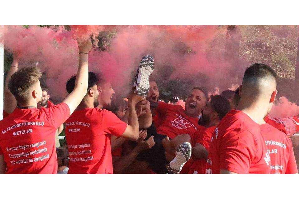  Ekstase pur bei Türk Ata/Türkgücü Wetzlar - und mittendrin: Der scheidende Spielertrainer Volkan Öztürk, der von seinen Teamkollegen durch die Luft gewirbelt wird. Öztürk holte in seinem ersten Jahr als Trainer die Meisterschaft und sorgte für den Aufstieg in die Gruppenliga. Nun zieht es ihn zu Türkiyemspor Gießen. (© Janina Benner) 