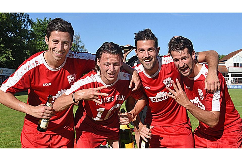 Gerade noch am Feiern, geht es für (von links) Stefan Müller, Johannes Müller, René Schröder, Andreas Götz und Co. in nicht einmal zwei Wochen schon wieder mit der Vorbereitung auf die neue Saison in der Regionalliga los.